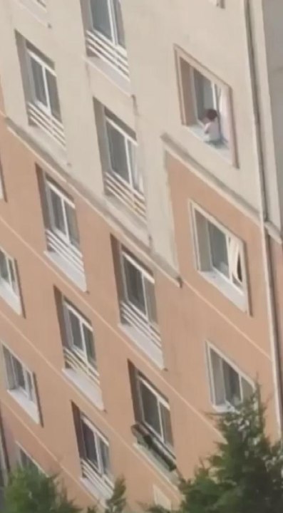 KAYAŞEHİR'DE YÜREKLER AĞZA GELDİ; KÜÇÜK ÇOCUK PENCERENİN PERVAZINDA OTURDU