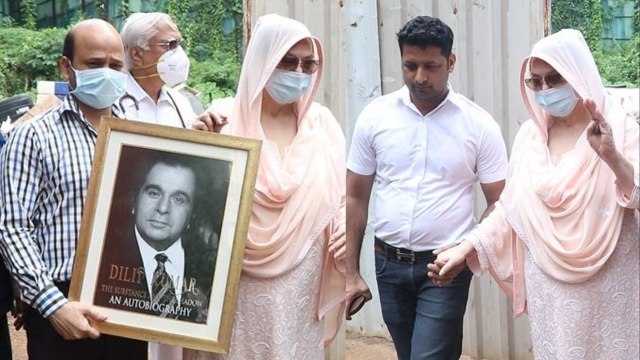 Dilip Kumar के बिना दिखी Saira Banu, Check Out Viral Video! | FilmiBeat