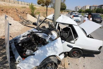 AYDINLATMA DİREĞİNE ÇARPAN OTOMOBİLİN SÜRÜCÜSÜ AĞIR YARALANDI