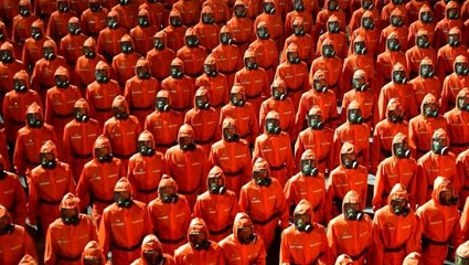 Kuzey Kore'de koruyucu giysiler ve gaz maskeleriyle askeri geçit töreni