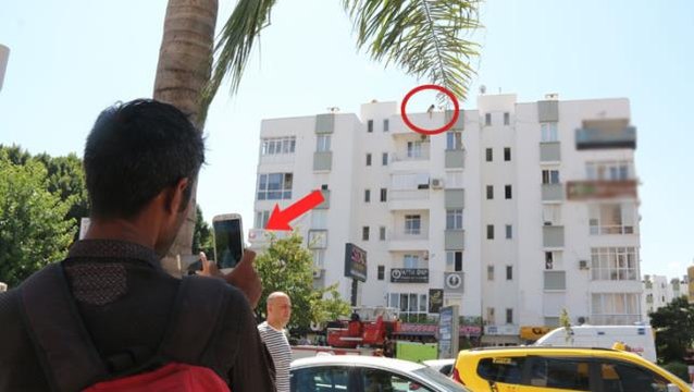 Sevgilisinden ayrılan genç kız çatıya çıktı, vatandaşlar görüntü alma yarışına girdi