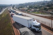 Caminhões deixam fila de paralisação na Fernão Dias, na Grande BH