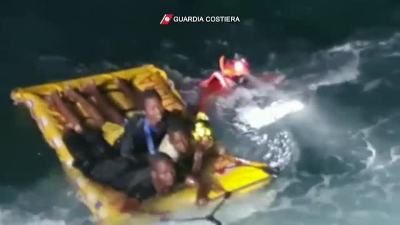 Rescate al límite de 125 inmigrantes atrapados en la isla de Conigli, en Italia