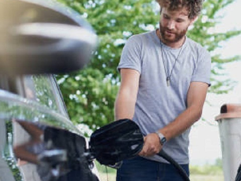 Verbraucherschützer: 2022 kostet benzin zwei euro