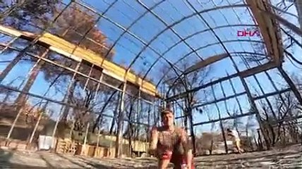 Antalya'da sanatçı çift, orman yangınında küle dönen sanatevine dansla veda etti