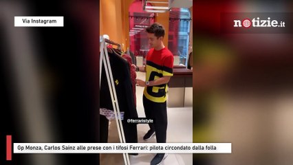 Gp Monza, Carlos Sainz alle prese con i tifosi Ferrari: pilota circondato dalla folla