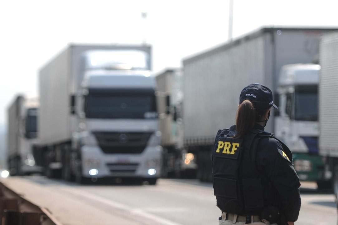 Bloqueada por caminhoneiros, Fernão Dias tem co...