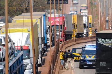Caminhoneiro fecham todas as pistas da Fernão Dias, na Grande BH