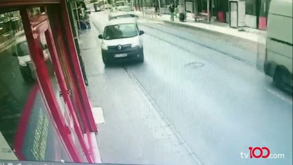 Otomobil İBB aracıyla çarpıştı: Yaralılar var