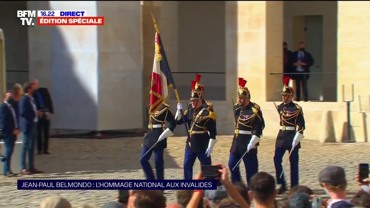 Hommage à Jean-Paul Belmondo: la garde républicaine arrive à l'hôtel des Invalides
