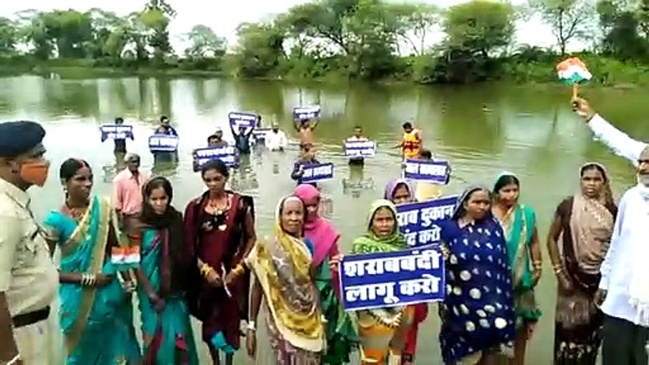 शराब दुकान को हटाने की मांग को लेकर महिलाओं ने किया जल सत्याग्रह