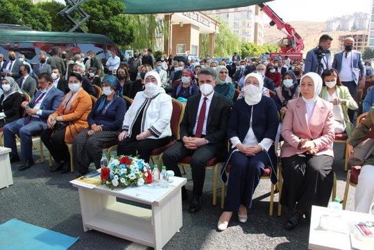 AK Parti Genel Başkanvekili Binali Yıldırım'ın eşi Semiha Yıldırım anaokulu açılışı yaptı