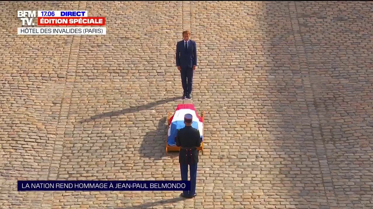 Une minute de silence observée dans la cour des Invalides en hommage à Jean-Paul Belmondo