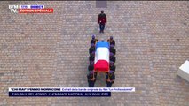 Le cercueil de Jean-Paul Belmondo sort sous les applaudissements et au au son de 