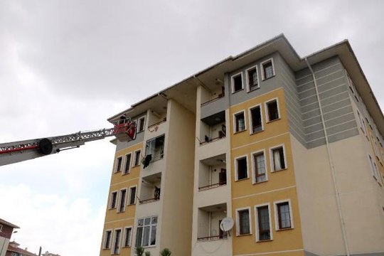 5 KATLI BİNADA ÇIKAN YANGINDA ANNE VE KIZI AÇILAN BATTANİYEYE ATLAYARAK KURTULDU