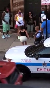 Ce policier ne prend même pas la peine de courir après cette femme qui prend la fuite !