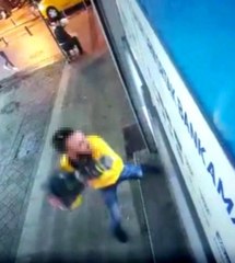Pendik'te metal dubalı saldırganın ATM'ye saldırdığı anlar kamerada