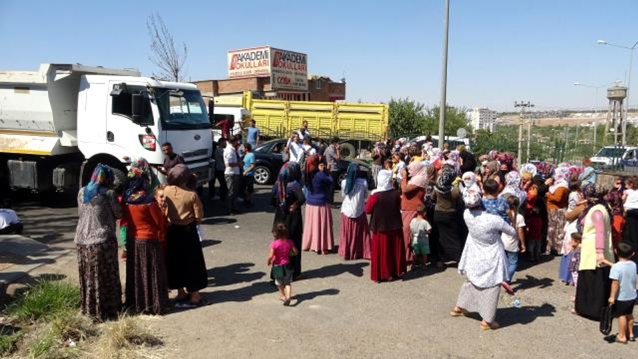 Okulu yıkılan öğrenci velileri yol kapattı