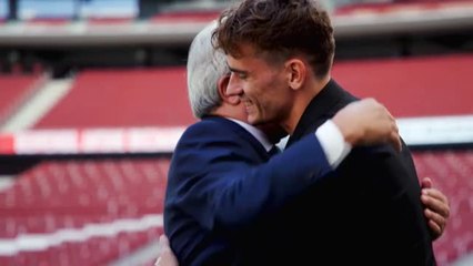 Griezmann posa con 'la rojiblanca' en su reencuentro con el Wanda Metropolitano