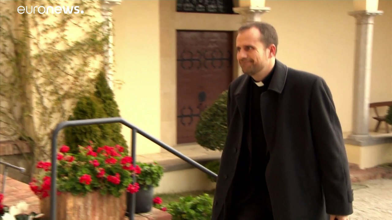 Liebe zu satanistischer erotik-autorin - bischof kehrt kirche den rücken