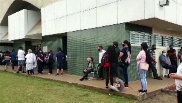 Frasco da Astrazeneca é aberto apenas com grupo formado por nove pessoas; demora gera reclamações de moradores
