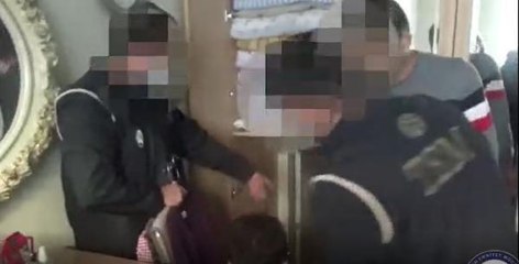 ARANAN FETÖ'CÜ EVİNDEKİ GİZLİ BÖLMEDE YAKALANDI