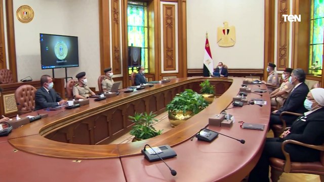 شاهد.. الرئيس السيسي يجتمع مع عدد من المسئولين لمتابعة الموقف التنفيذي لمشروعات الهيئة الهندسية