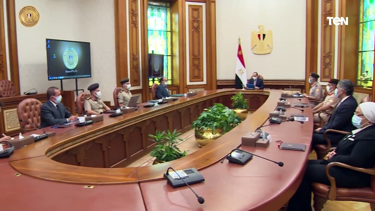 شاهد.. الرئيس السيسي يجتمع مع عدد من المسئولين لمتابعة الموقف التنفيذي لمشروعات الهيئة الهندسية