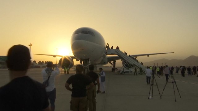 美 철군 후 외국인 대피 항공기 카불공항 첫 이륙 / YTN