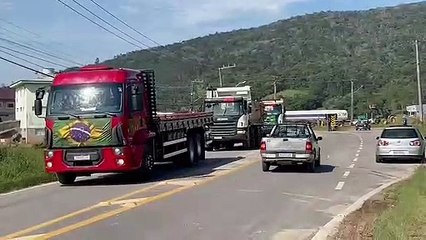 Bloqueio de caminhoneiros no Centro de Distribuição da Petrobrás é liberado em Biguaçu