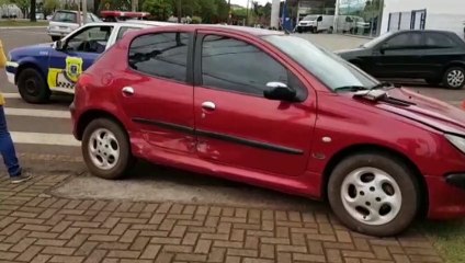 Peugeot e Fiesta se envolvem em acidente de trânsito no Bairro Pacaembu