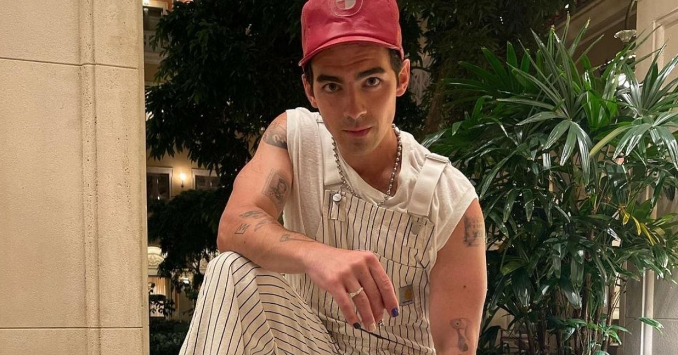 Joe Jonas acaba con los estereotipos y luce orgulloso sus uñas pintadas de diferentes colores