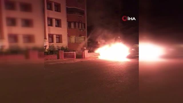 Mahalle halkı alev alev yanan aracı söndürmek için böyle seferber oldu