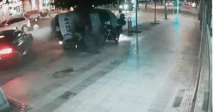 'Dur' ihtarına uymayan otomobil sürücüsünü kovalayan polis ekibi kaza yaptı: 2 yaralı
