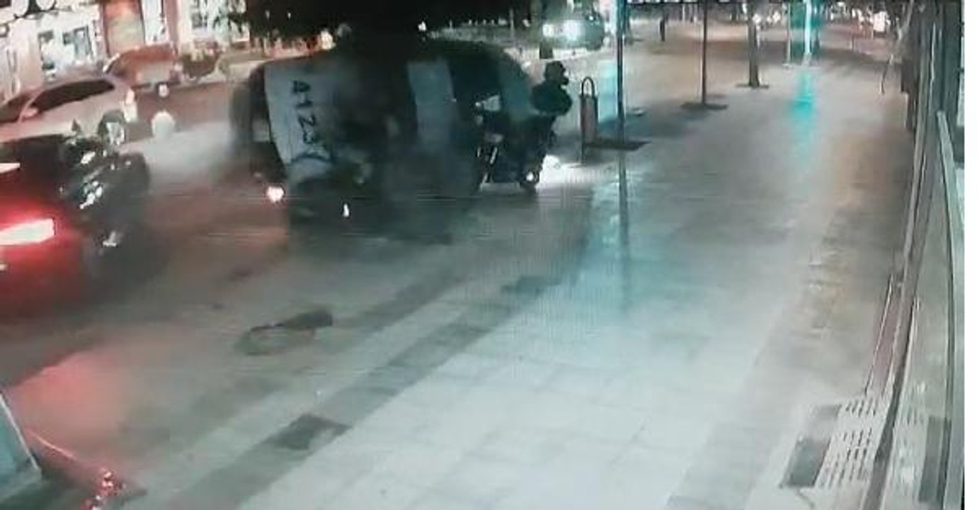 'Dur' ihtarına uymayan otomobil sürücüsünü kovalayan polis ekibi kaza yaptı: 2 yaralı