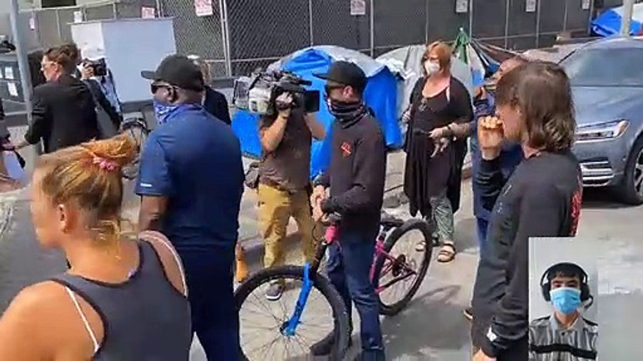 Larry Elder tours homeless encampment in Venice, but leaves due to angry crowd