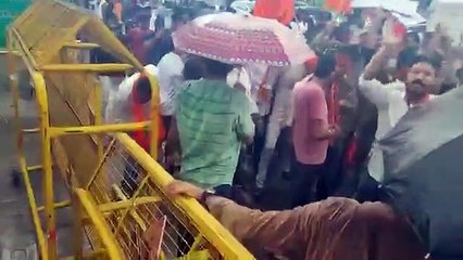 Video herunterladen: एबीवीपी ने किया कलक्ट्रेट पर ‘हल्ला बोल’