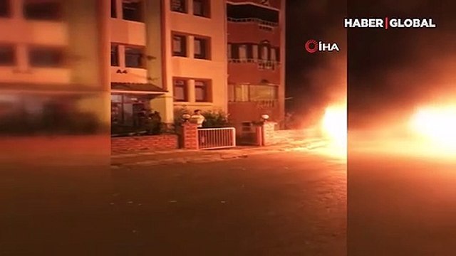 Yanan aracı su, battaniye ve yangın tüpleriyle söndürmeye çalıştılar