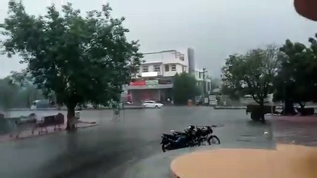 Rain 10: गणेश चतुर्थी पर ताबड़तोड़ बरसात, सड़कों-नालों में उफना पानी