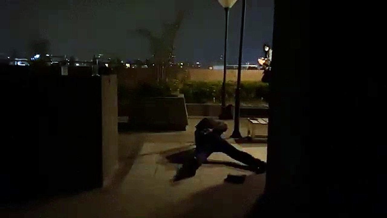 台中三分局正義派出所所長為勸下張女，徒手伏立挺身12下，要轉移其注意力。