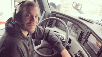 Aşka gelen oyuncu Tolga Karel, eşiyle öpüşme pozunu paylaştı