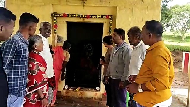 கோயிலில் அம்மன் தலைமேல் அமர்ந்து காட்சி அளிக்கும் நல்ல பாம்பு.. ஓசூர் அருகே ஆச்சர்யம்.. வீடியோ