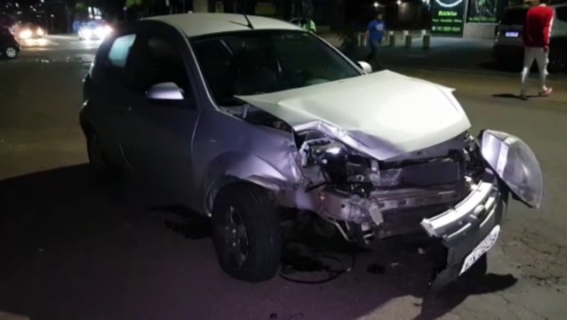 Ford Ka e Citroën C3 colidem em cruzamento da Rua Vitória com a Pio XII na Neva