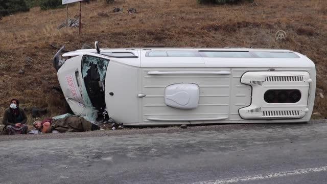 İşçi servisi ile tırın çarpışması sonucu 13 kişi yaralandı