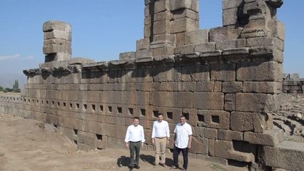 Kazılarda Roma İmparatoru Hadrianus heykelinin parçaları bulundu