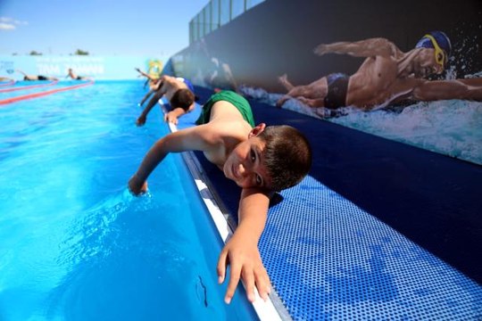 Çocuklar yüzme öğrensin diye 40 günde yüzme havuzu kuruldu