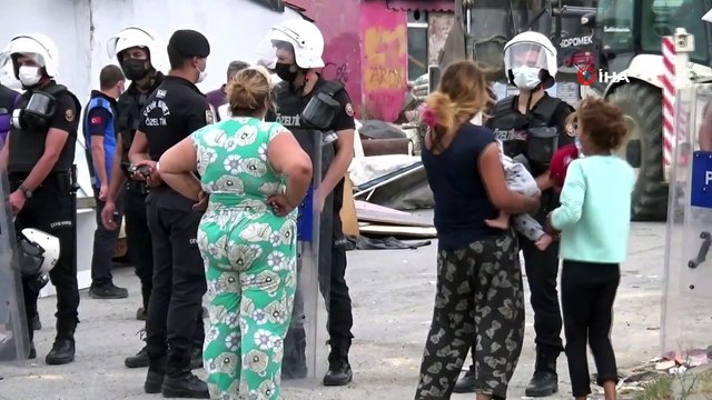 Sultangazi'de Adana Mahallesi yıkıldı: Barakalarda yaşayan bazı vatandaşlar alkış tutarak oynadı