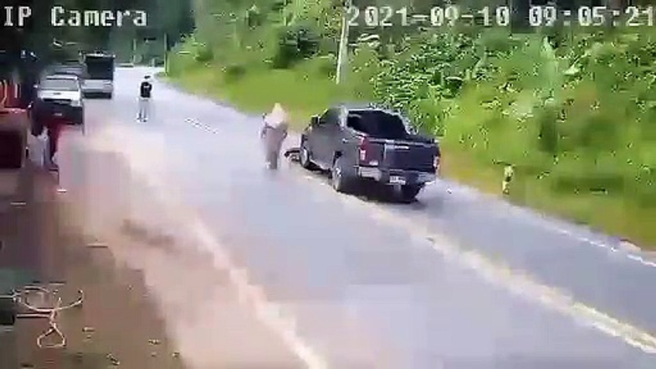 วินาทีระทึก "วงจรปิด" จับภาพ กระบะพุ่งชนรถจักรย...