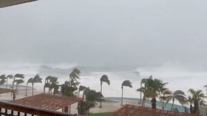 Meksika'da Olaf Kasırgası karaya çıktı