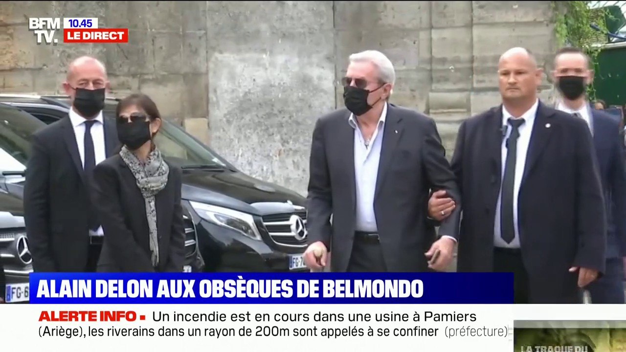 Alain Delon arrive aux obsèques de Jean-Paul Belmondo